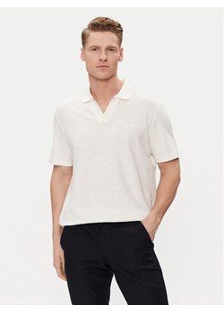 Calvin Klein Polo K10K112959 Écru Regular Fit ze sklepu MODIVO w kategorii T-shirty męskie - zdjęcie 182720044