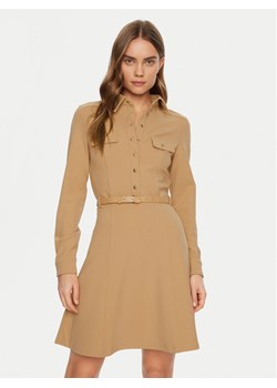 Guess Sukienka codzienna W5RK93 KCBO2 Beżowy Regular Fit ze sklepu MODIVO w kategorii Sukienki - zdjęcie 182721830