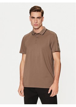 Guess Polo M4YP40 KARS0 Brązowy Regular Fit ze sklepu MODIVO w kategorii T-shirty męskie - zdjęcie 182722542