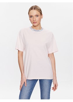 Tommy Jeans T-Shirt Logo Taping DW0DW15301 Różowy Regular Fit ze sklepu MODIVO w kategorii Bluzki damskie - zdjęcie 182722720