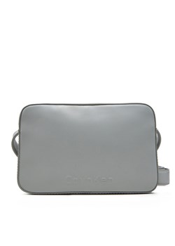 Calvin Klein Torebka Embossed Logo Camera Bag K60K612555 Szary ze sklepu MODIVO w kategorii Listonoszki - zdjęcie 182723790