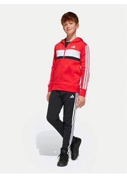 adidas Dres Seasonal Essentials Tiberio 3-Stripes JC7522 Czerwony Regular Fit ze sklepu MODIVO w kategorii Dresy chłopięce - zdjęcie 182724592