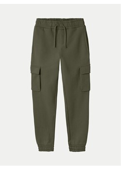 NAME IT Spodnie dresowe 13224991 Zielony Relaxed Fit ze sklepu MODIVO w kategorii Spodnie chłopięce - zdjęcie 182724762
