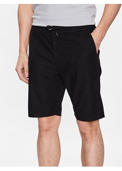Guess Szorty materiałowe Mick M3GD02 WFBX3 Czarny Loose Fit ze sklepu MODIVO w kategorii Spodenki męskie - zdjęcie 182725012