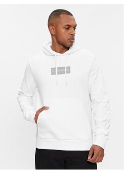Calvin Klein Bluza Raised K10K112250 Biały Regular Fit ze sklepu MODIVO w kategorii Bluzy męskie - zdjęcie 182726300