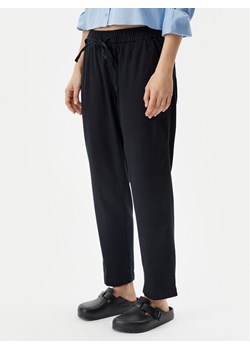 Gap Spodnie materiałowe 883883-05 Czarny Straight Leg ze sklepu MODIVO w kategorii Spodnie damskie - zdjęcie 182726393