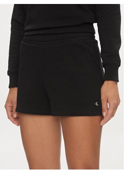 Calvin Klein Jeans Szorty sportowe Embro Badge J20J223418 Czarny Regular Fit ze sklepu MODIVO w kategorii Szorty - zdjęcie 182726623