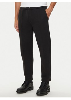 Calvin Klein Spodnie materiałowe K10K113661 Czarny Regular Fit ze sklepu MODIVO w kategorii Spodnie męskie - zdjęcie 182726884