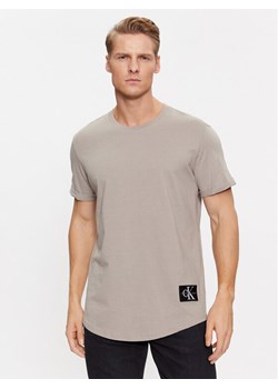 Calvin Klein Jeans T-Shirt J30J323482 Beżowy Regular Fit ze sklepu MODIVO w kategorii T-shirty męskie - zdjęcie 182726923