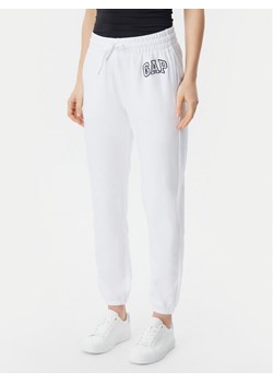 Gap Spodnie dresowe 889527-02 Biały Relaxed Fit ze sklepu MODIVO w kategorii Spodnie damskie - zdjęcie 182727252