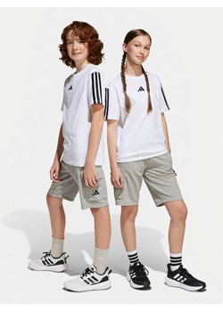 adidas Szorty sportowe Essentials Cargo JE3973 Szary Regular Fit ze sklepu MODIVO w kategorii Spodenki dziewczęce - zdjęcie 182727260