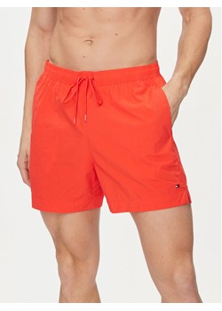 Tommy Hilfiger Szorty kąpielowe UM0UM03280 Czerwony Regular Fit ze sklepu MODIVO w kategorii Kąpielówki - zdjęcie 182727821