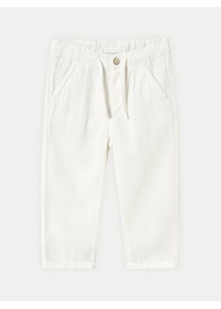 Mayoral Spodnie materiałowe 1580 Biały Relaxed Fit - id: 0000305073877 - marki Mayoral - 182727880 Mayoral Spodnie materiałowe 1580 Biały Relaxed Fit ze sklepu MODIVO w kategorii Spodnie i półśpiochy - zdjęcie 182727880