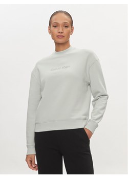 Calvin Klein Bluza Hero Logo K20K205450 Niebieski Regular Fit ze sklepu MODIVO w kategorii Bluzy damskie - zdjęcie 182728022