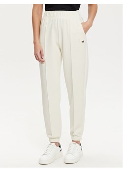 Guess Spodnie dresowe V5RB11 KCAY2 Écru Regular Fit ze sklepu MODIVO w kategorii Spodnie damskie - zdjęcie 182728134
