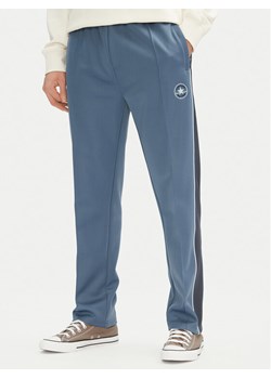 Converse Spodnie dresowe Retro Track 10027328-A01 Niebieski Regular Fit - id: 0000304829642 - marki Converse - 182728433 Converse Spodnie dresowe Retro Track 10027328-A01 Niebieski Regular Fit ze sklepu MODIVO w kategorii Spodnie męskie - zdjęcie 182728433