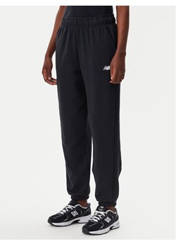 New Balance Spodnie dresowe Essentials WP41500 Czarny Relaxed Fit ze sklepu MODIVO w kategorii Spodnie damskie - zdjęcie 182728460