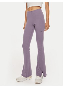 Nike Spodnie materiałowe FQ2113 Fioletowy Slim Fit ze sklepu MODIVO w kategorii Spodnie damskie - zdjęcie 182728663