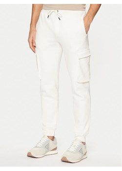 Guess Spodnie materiałowe Z4YB08 K9V31 Écru Regular Fit ze sklepu MODIVO w kategorii Spodnie męskie - zdjęcie 182729322
