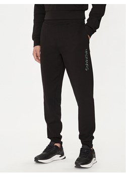 Calvin Klein Spodnie dresowe Shadow Embosed Logo K10K113097 Czarny Regular Fit ze sklepu MODIVO w kategorii Spodnie męskie - zdjęcie 182729391