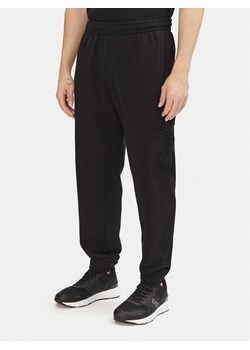 EA7 Emporio Armani Spodnie dresowe 7M000154 AF10432 UC001 Czarny Regular Fit ze sklepu MODIVO w kategorii Spodnie męskie - zdjęcie 182729451