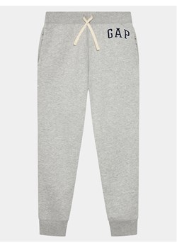 Gap Spodnie dresowe 550068-04 Szary Regular Fit ze sklepu MODIVO w kategorii Spodnie chłopięce - zdjęcie 182729473