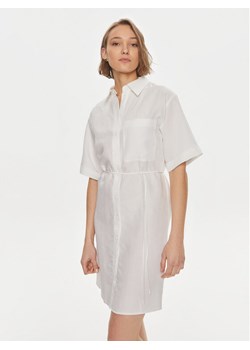 Calvin Klein Sukienka koszulowa K20K206697 Biały Relaxed Fit ze sklepu MODIVO w kategorii Sukienki - zdjęcie 182729633