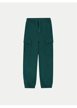 Coccodrillo Spodnie dresowe ZC4120101SGJ Zielony Regular Fit ze sklepu MODIVO w kategorii Spodnie chłopięce - zdjęcie 182729751