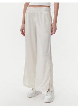 Puma Spodnie dresowe Ess 629804 Beżowy Wide Leg ze sklepu MODIVO w kategorii Spodnie damskie - zdjęcie 182729881