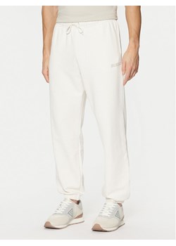 Guess Spodnie dresowe Z4YB00 KAIJ1 Écru Relaxed Fit ze sklepu MODIVO w kategorii Spodnie męskie - zdjęcie 182731402