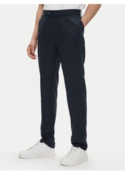 Marciano Guess Spodnie materiałowe 5GHB17 2310Z Granatowy Regular Fit ze sklepu MODIVO w kategorii Spodnie męskie - zdjęcie 182731520