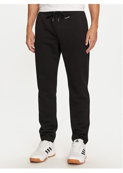 Calvin Klein Spodnie dresowe K10K113654 Czarny Regular Fit ze sklepu MODIVO w kategorii Spodnie męskie - zdjęcie 182731652