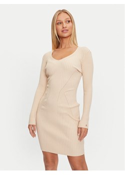 Guess Sukienka dzianinowa Isabella W4BK07 Z3HP2 Beżowy Slim Fit ze sklepu MODIVO w kategorii Sukienki - zdjęcie 182732454