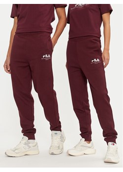 Fila Spodnie dresowe Unisex Bovrup FAU0146 Bordowy Regular Fit ze sklepu MODIVO w kategorii Spodnie męskie - zdjęcie 182733292