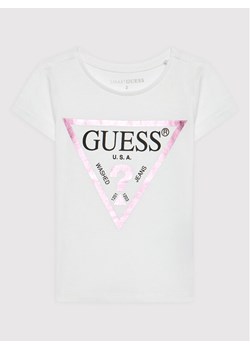Guess T-Shirt K73I56 K8HM0 Biały Regular Fit ze sklepu MODIVO w kategorii Koszulki niemowlęce - zdjęcie 182734353
