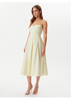 Guess Sukienka koktajlowa W5GK61 WGMR2 Żółty Regular Fit ze sklepu MODIVO w kategorii Sukienki - zdjęcie 182734371