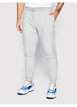 Tommy Jeans Spodnie dresowe DM0DM15380 Szary Slim Fit ze sklepu MODIVO w kategorii Spodnie męskie - zdjęcie 182735152