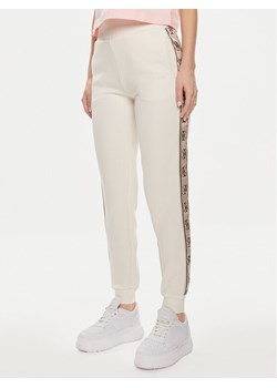 Guess Spodnie dresowe Britney V2YB15 KB3P2 Écru Regular Fit - id: 0000302852239 - marki Guess - 182735154 Guess Spodnie dresowe Britney V2YB15 KB3P2 Écru Regular Fit ze sklepu MODIVO w kategorii Spodnie damskie - zdjęcie 182735154