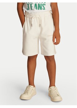 Calvin Klein Jeans Szorty sportowe Color Block IB0IB02433 Beżowy Relaxed Fit ze sklepu MODIVO w kategorii Spodenki chłopięce - zdjęcie 182735212