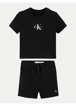 Calvin Klein Jeans Komplet t-shirt i spodenki Monogram Logo IN0IN00319 Czarny Regular Fit ze sklepu MODIVO w kategorii Komplety niemowlęce - zdjęcie 182735821