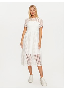DKNY Sukienka codzienna DD4AH520 Écru Regular Fit ze sklepu MODIVO w kategorii Sukienki - zdjęcie 182736634