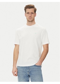 Calvin Klein Jeans T-Shirt Painted J30J327523 Biały Regular Fit ze sklepu MODIVO w kategorii T-shirty męskie - zdjęcie 182736710