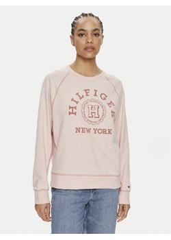 Tommy Hilfiger Bluza Varsity WW0WW41239 Różowy Regular Fit ze sklepu MODIVO w kategorii Bluzy damskie - zdjęcie 182736724