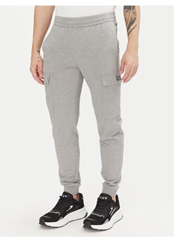 EA7 Emporio Armani Spodnie dresowe 8NPP67 PJVRZ 3905 Szary Slim Fit ze sklepu MODIVO w kategorii Spodnie męskie - zdjęcie 182736791