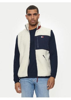 Tommy Jeans Kamizelka Teddy DM0DM18900 Écru Relaxed Fit ze sklepu MODIVO w kategorii Kamizelki męskie - zdjęcie 182737151