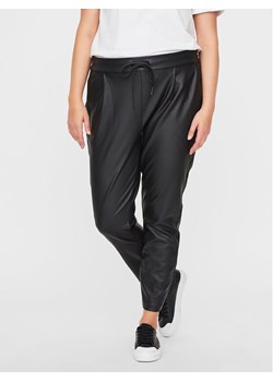 Vero Moda Curve Spodnie z imitacji skóry 10225775 Czarny Regular Fit ze sklepu MODIVO w kategorii Spodnie damskie - zdjęcie 182737180