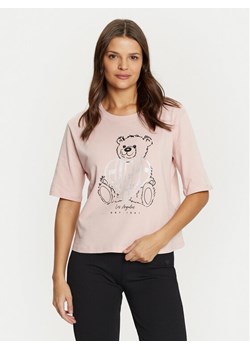 Guess T-Shirt V5RI09 I3Z14 Różowy Regular Fit ze sklepu MODIVO w kategorii Bluzki damskie - zdjęcie 182738150