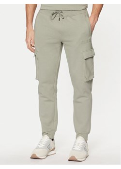 Guess Spodnie dresowe Z4YB08 K9V31 Zielony Regular Fit ze sklepu MODIVO w kategorii Spodnie męskie - zdjęcie 182738752