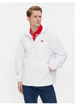 Tommy Jeans Wiatrówka Chicago DM0DM17983 Biały Regular Fit ze sklepu MODIVO w kategorii Kurtki męskie - zdjęcie 182738822