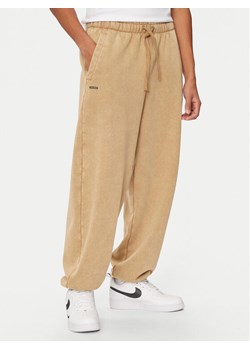 Under Armour Spodnie dresowe UA Icon 1386554 Beżowy Loose Fit ze sklepu MODIVO w kategorii Spodnie męskie - zdjęcie 182738910